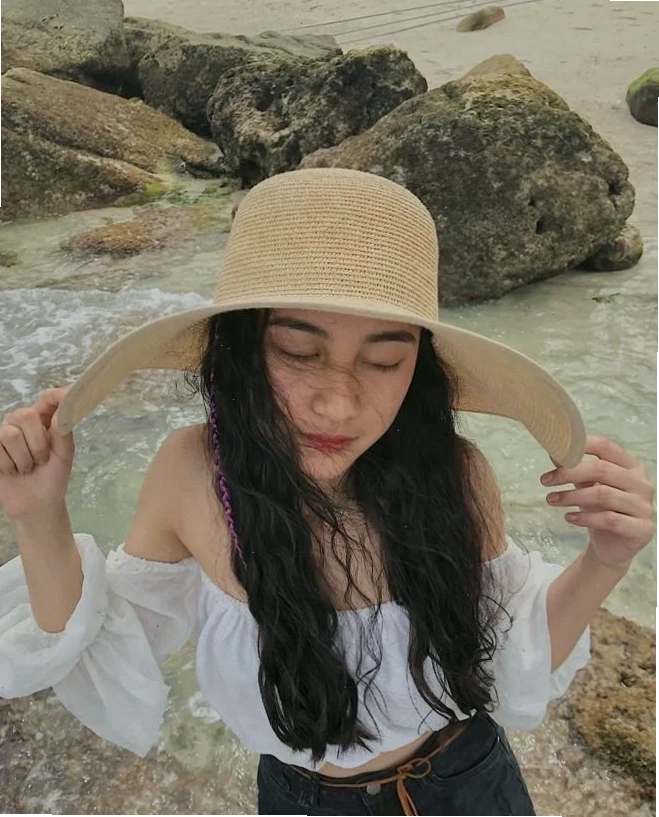 Gái sinh viên với nụ cười tươi tắn, vẻ đẹp trong sáng