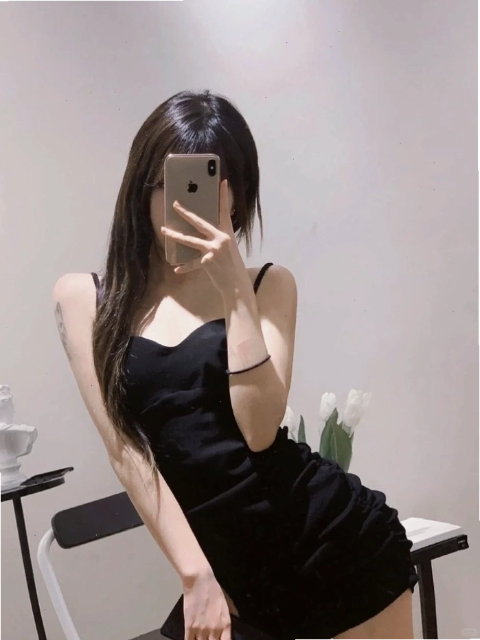 Gái xinh che mặt bằng điện thoại tạo không khí bí ẩn