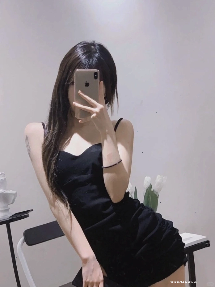 Gái xinh che mặt bằng điện thoại tạo không khí bí ẩn, lôi cuốn