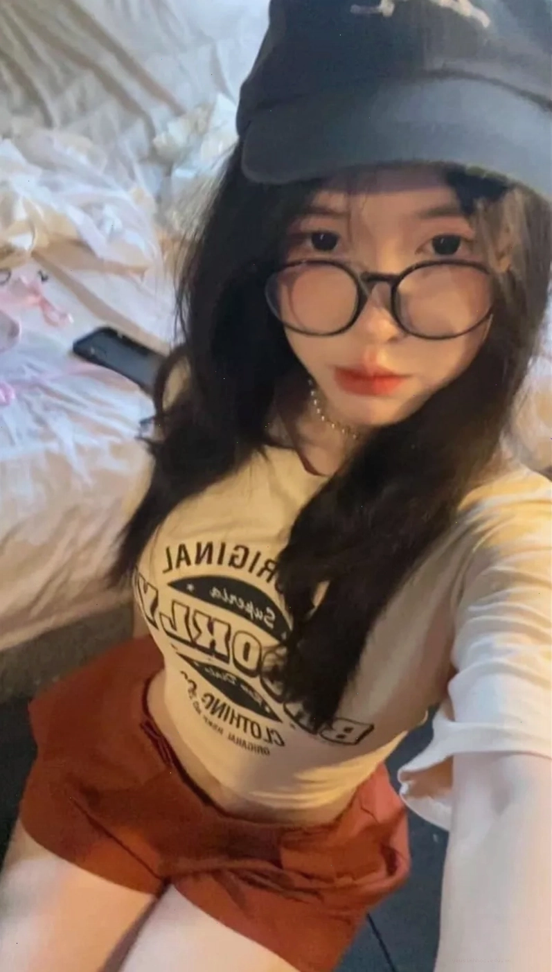 Gái xinh đeo kính cận phong cách teen