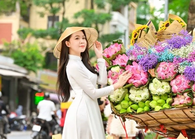 Gái xinh Hà Nội duyên dáng trong tà áo dài giữa mùa thu Hà Nội
