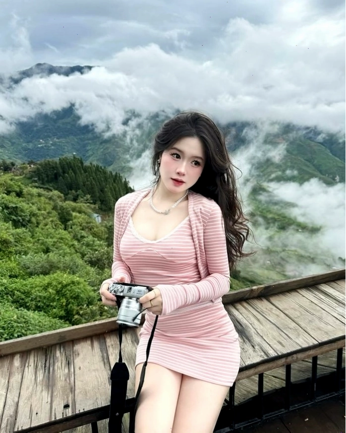 Gái xinh mặc đồ pinky nhảy múa với năng lượng tươi vui