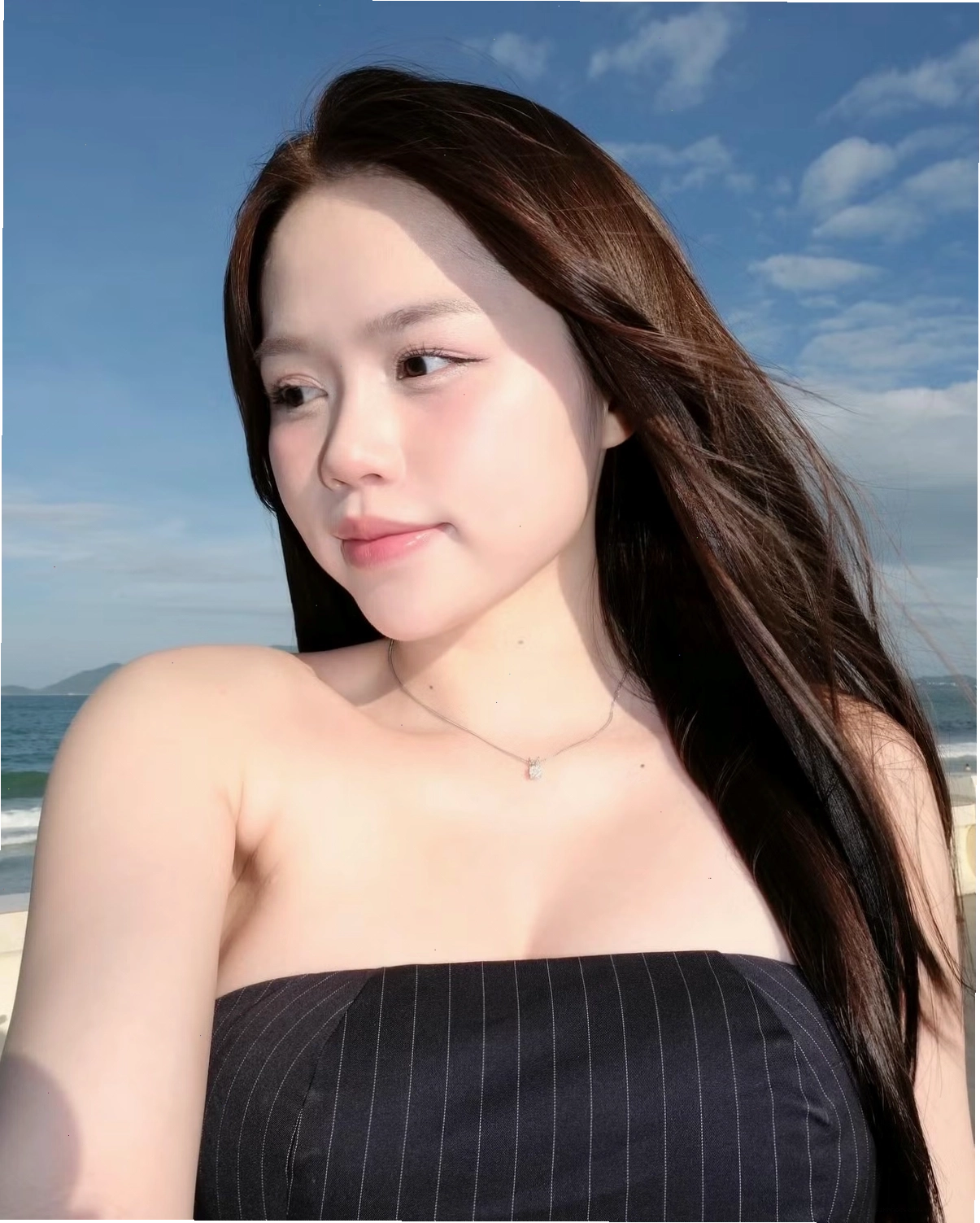 Gái xinh Nha Trang khoe visual ấn tượng bên bờ biển
