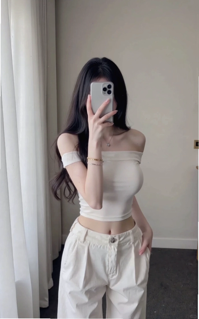 Gái xinh thực hiện selfie che mặt bằng điện thoại