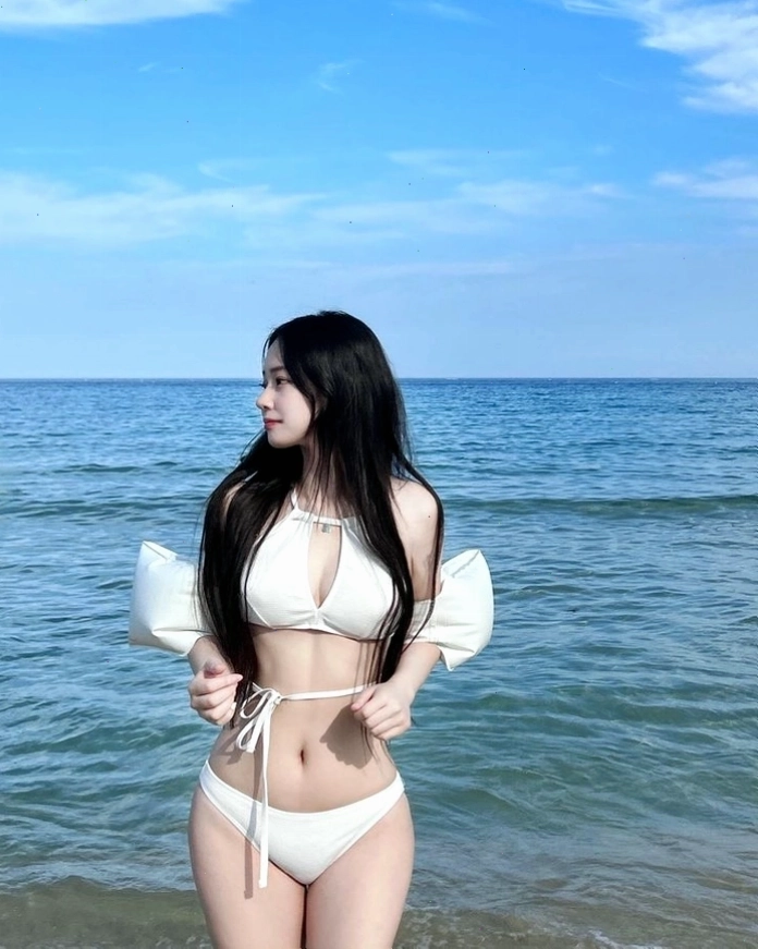 Gái xinh tỏa sáng với bộ bikini màu sắc tươi tắn