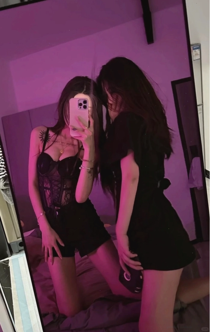 Gái xinh tóc dài cầm điện thoại che mặt tạo vẻ đẹp dịu dàng