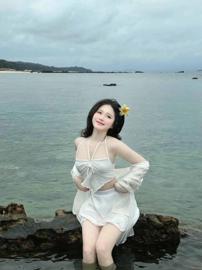 Gái xinh với phong thái năng động trên bãi biển