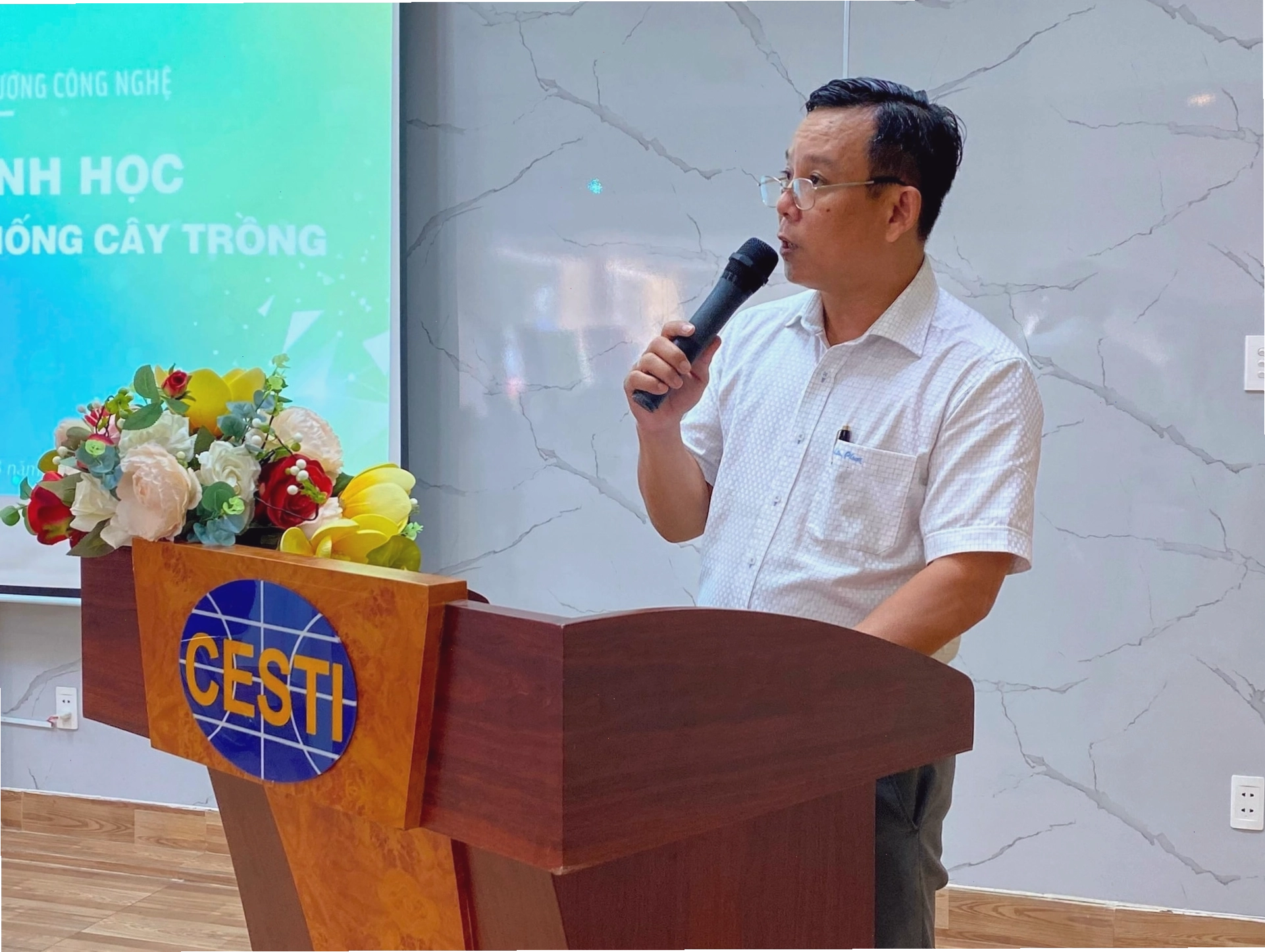 Giám đốc trung tâm thông tin khoa học và công nghệ phát biểu tại hội thảo