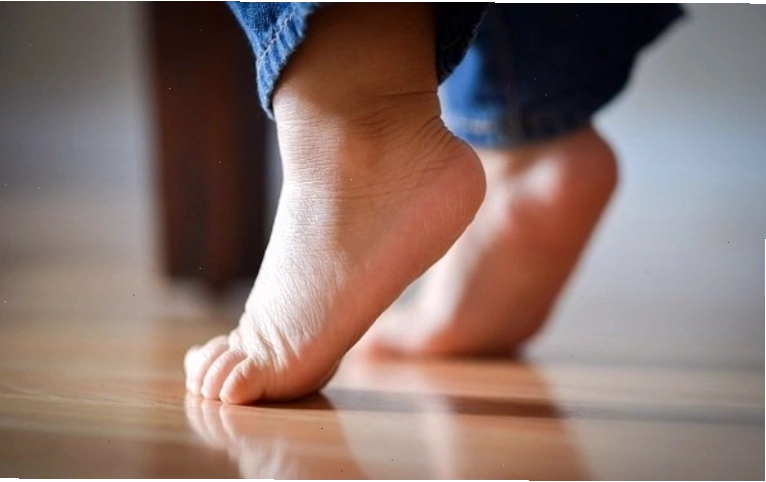 Góc giải đáp: Trẻ đi nhón chân và chậm nói có phải dấu hiệu của tự kỷ không?
