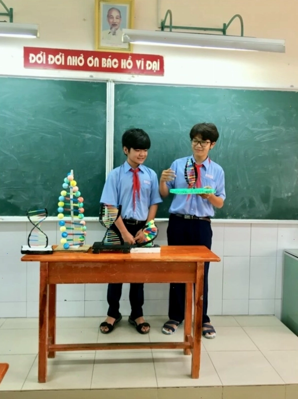 Hai mạch ADN được xoắn lại với nhau tạo thành cấu trúc xoắn kép