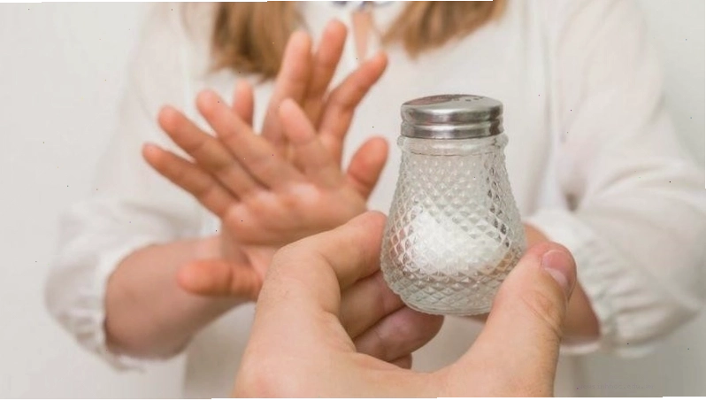 Hạn chế muối trong chế độ ăn hàng ngày để cải thiện tình trạng mặt bị béo