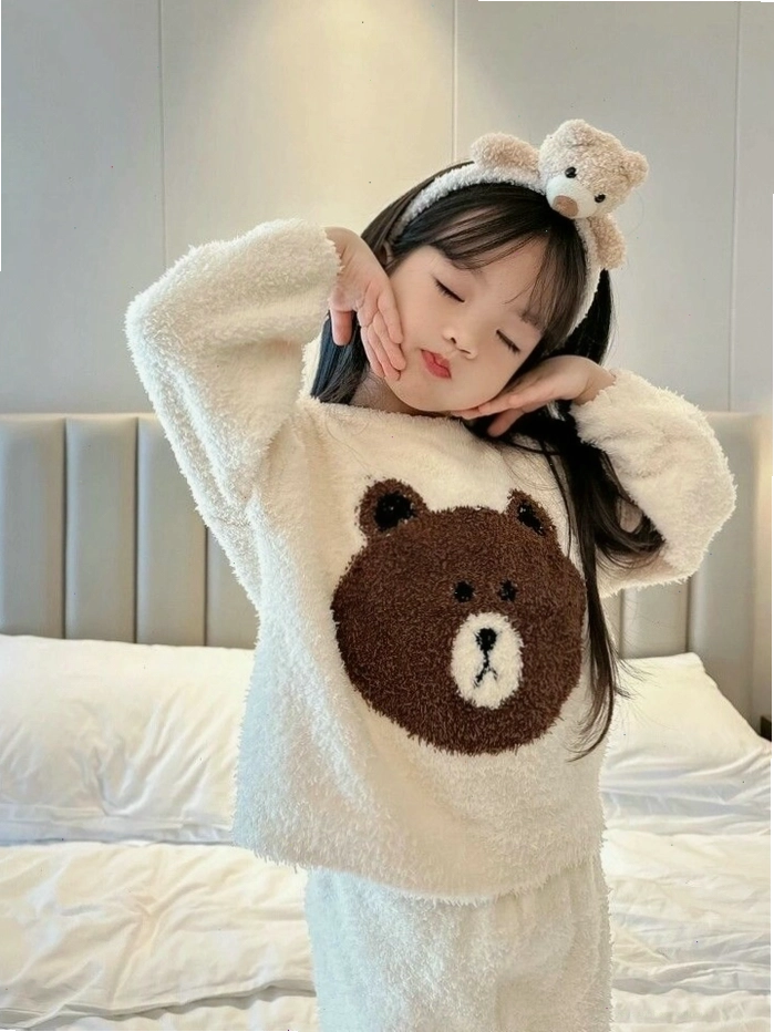 Hình ảnh bé gái đáng yêu trong trang phục đời thường, thể hiện nét ngây thơ