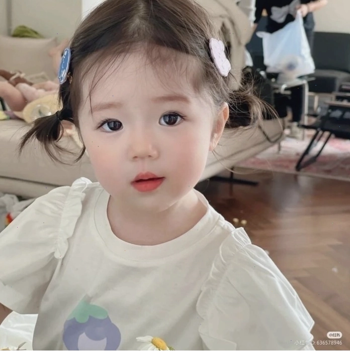 Hình ảnh bé gái dễ thương đang chơi đùa với đồ chơi yêu thích