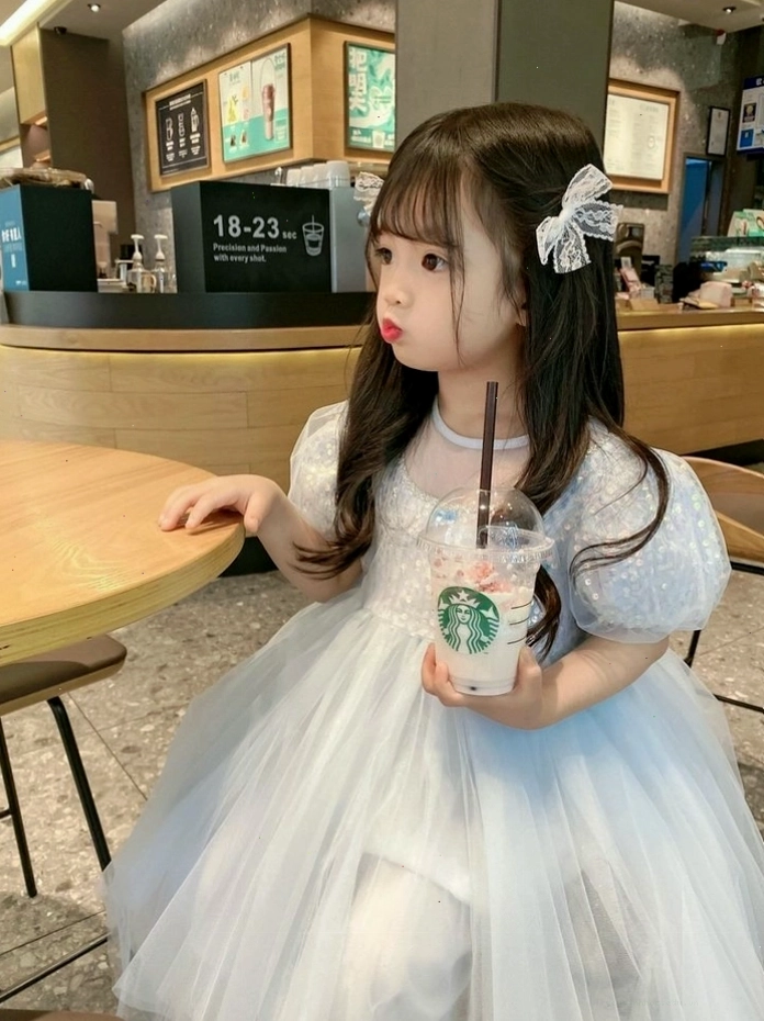 Hình ảnh bé gái dễ thương tự nhiên trong khoảnh khắc đời thường