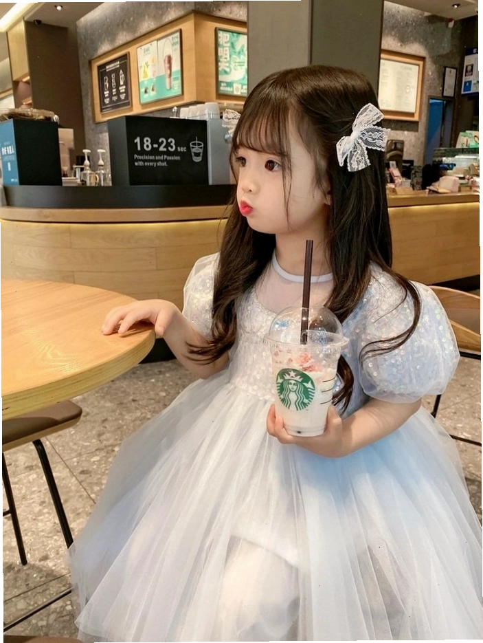 Hình ảnh bé gái dễ thương, tự nhiên trong trang phục đơn giản