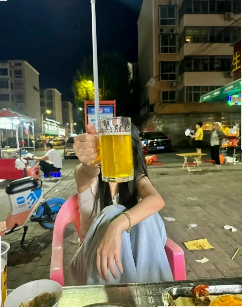 Hình ảnh cô gái buồn một mình bên ly cà phê, thể hiện sự suy tư và cô đơn