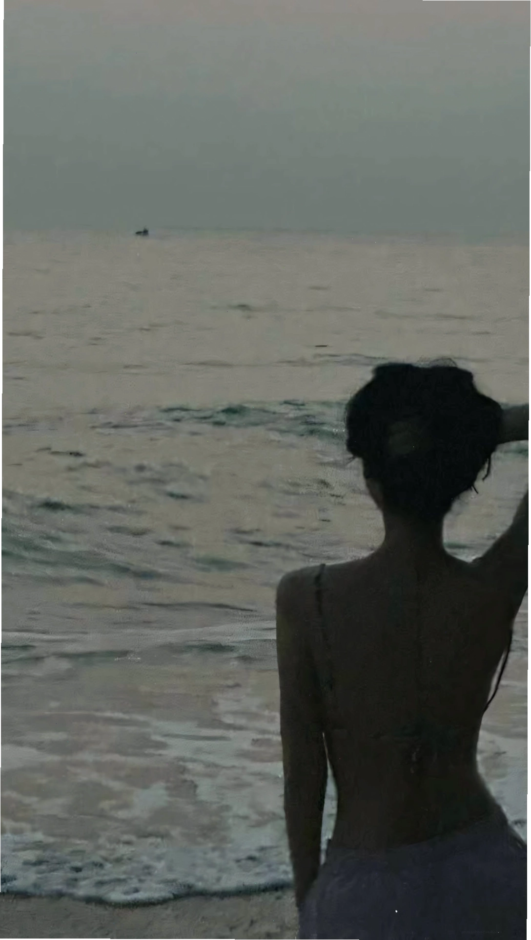 Hình ảnh cô gái buồn quay lưng bên bờ biển lãng đãng