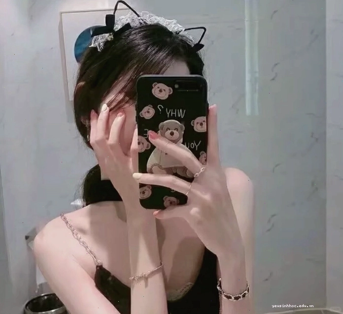 Hình ảnh cô gái che mặt bằng điện thoại trước gương đầy nghệ thuật