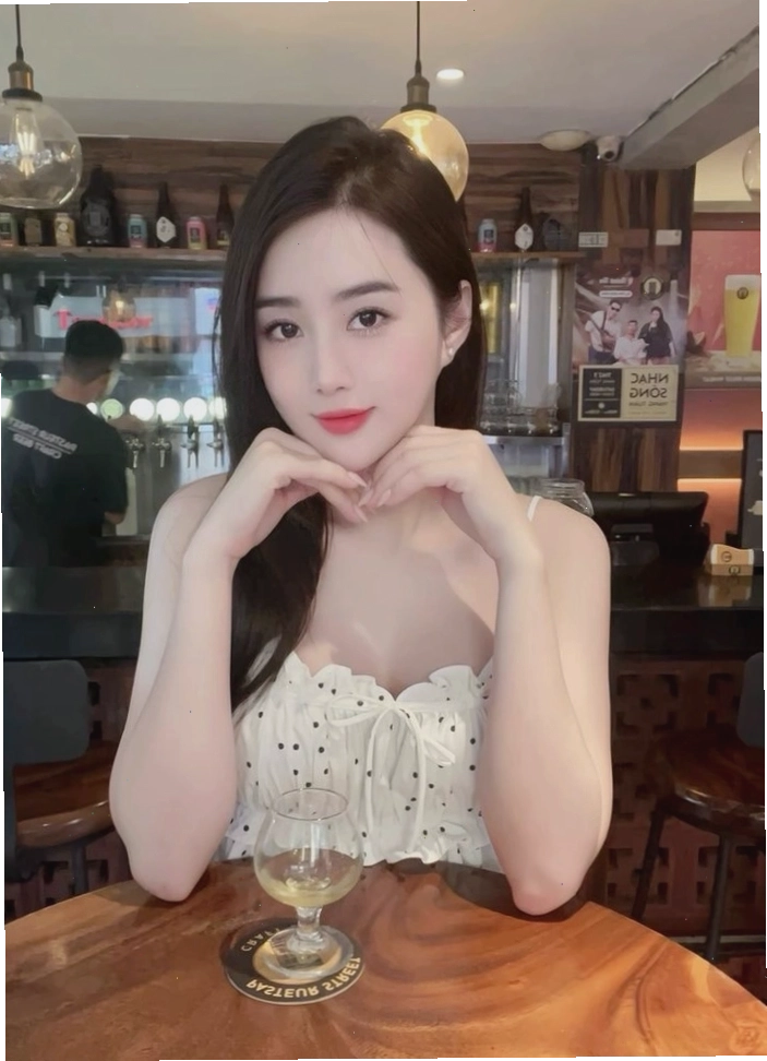 Hình ảnh cô gái xinh Việt Nam diện bikini với phong cách biển năng động