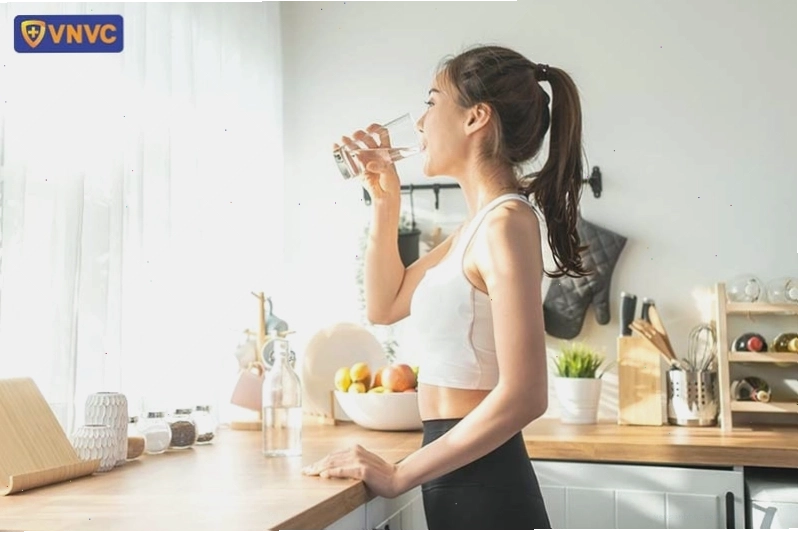 Hình ảnh cốc nước lọc và trái cây tươi