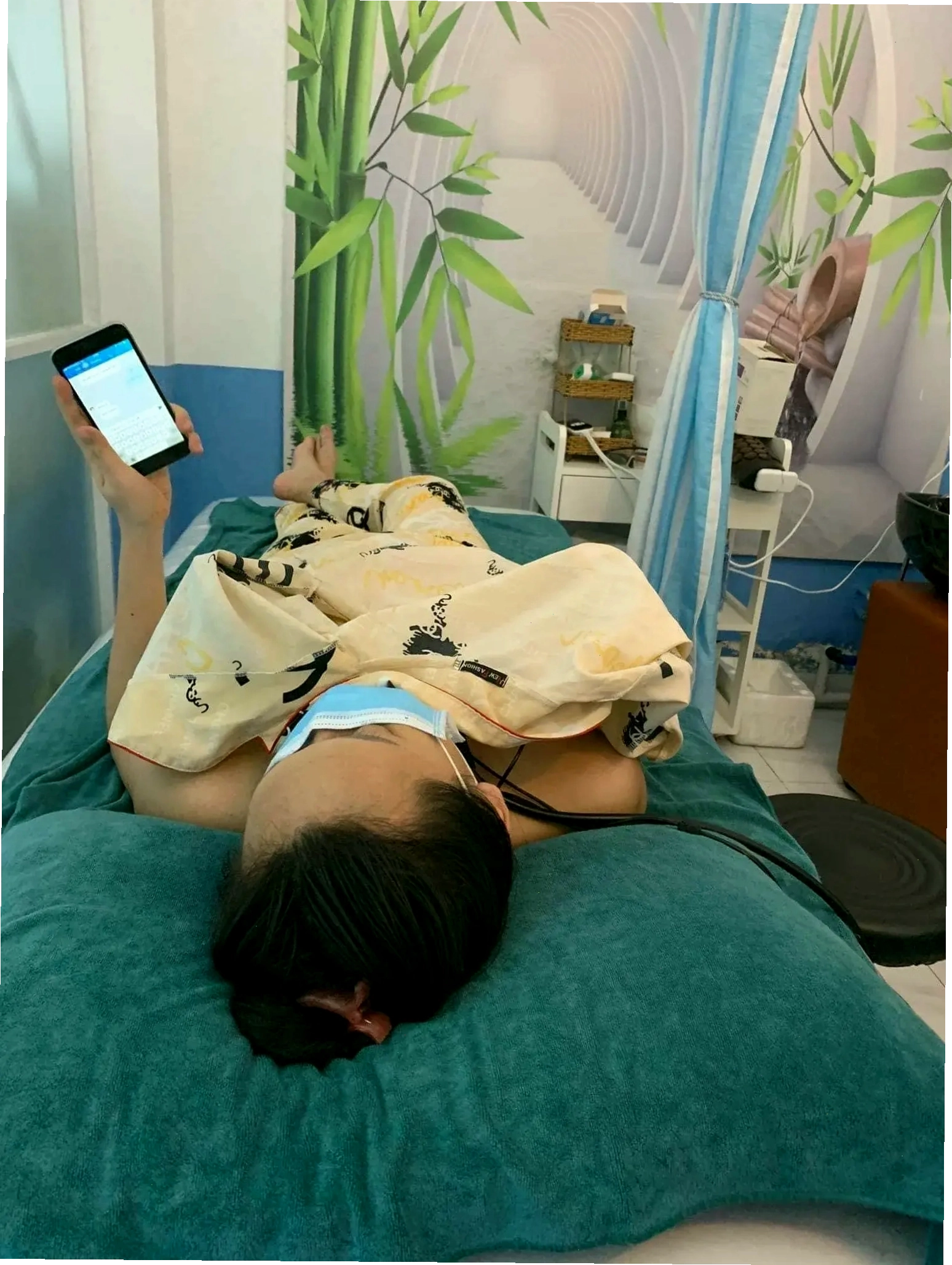 Hình ảnh con gái khóc trong khung cảnh u buồn