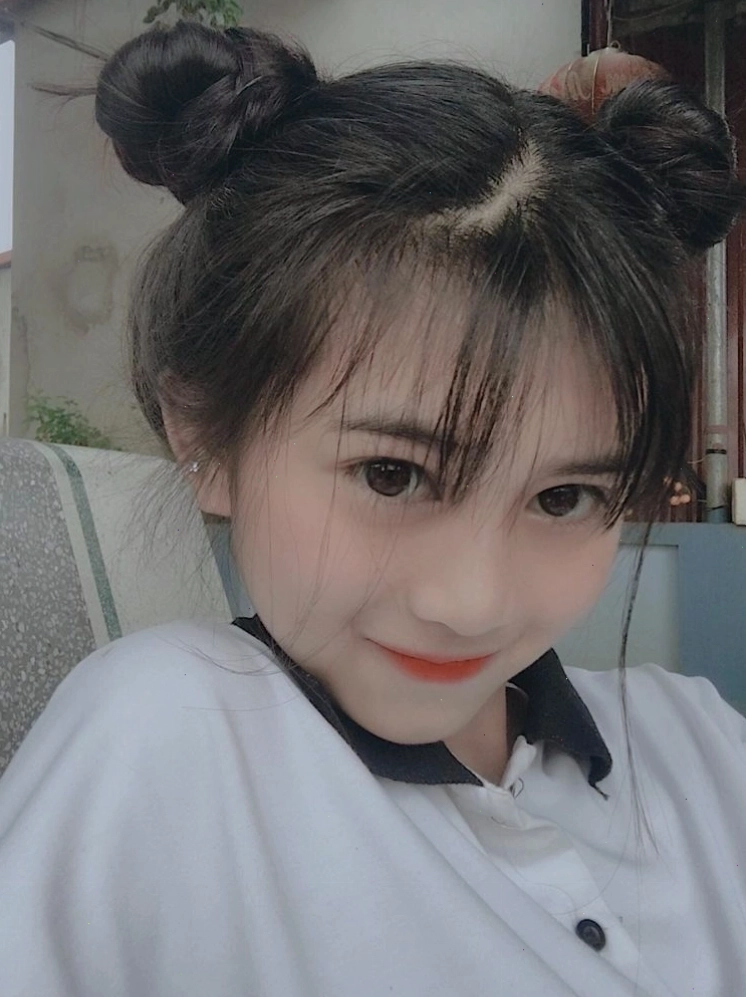 Hình ảnh em bé gái đang ngủ say giấc trên nôi