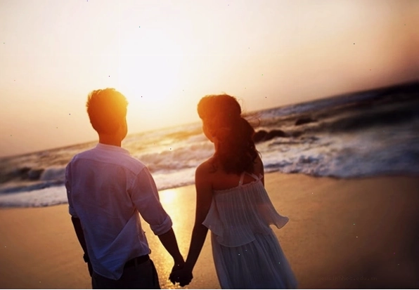 Hình ảnh hai người nắm tay nhau lãng mạn dưới ánh hoàng hôn