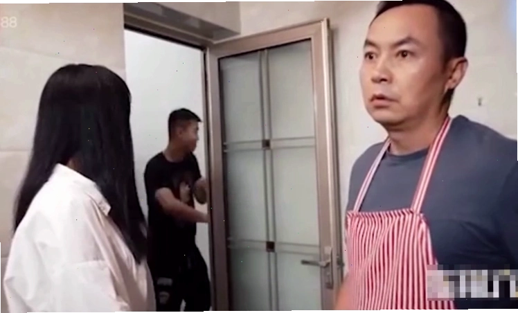 Hình ảnh minh họa một người đàn ông đang nhìn vào điện thoại, thể hiện sự bận rộn hoặc suy nghĩ