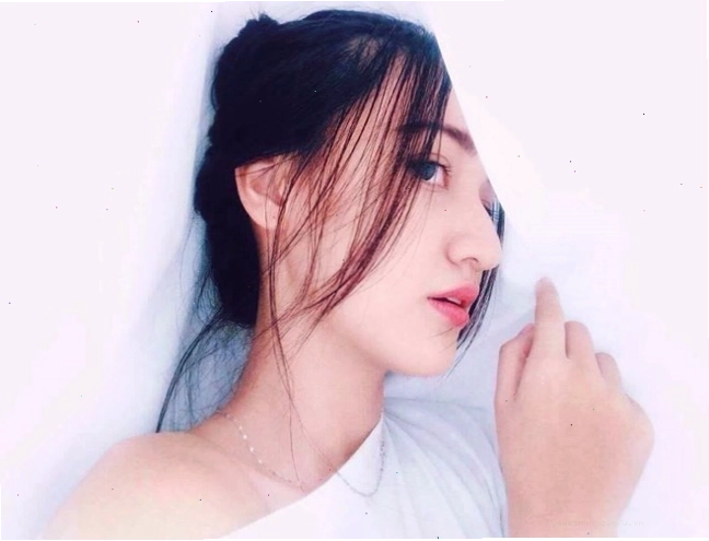 Hình ảnh một cô gái Cần Thơ đang đạp xe trên con đường quê yên bình