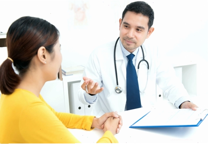 Hình ảnh người bệnh đang kiểm tra bàn chân của mình