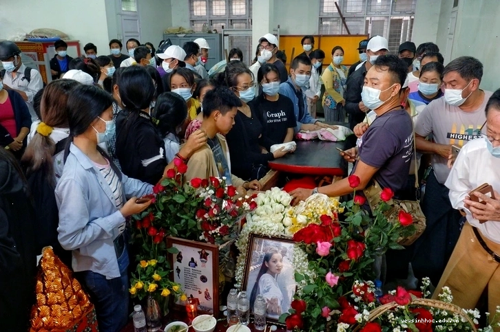 Hình ảnh thể hiện sự đoàn kết và hỗ trợ lẫn nhau trong cộng đồng