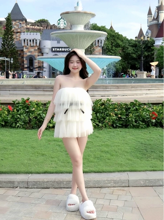Hình nền cô gái xinh đẹp với thần thái nổi bật và ánh nhìn cuốn hút
