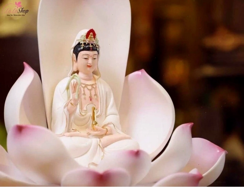 Hình tượng Quan Âm Bồ Tát đẹp với nụ cười từ bi