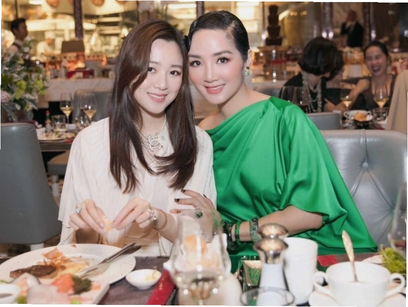 Hoa hậu Giáng My và con gái Anh Sa có nét đẹp tương đồng