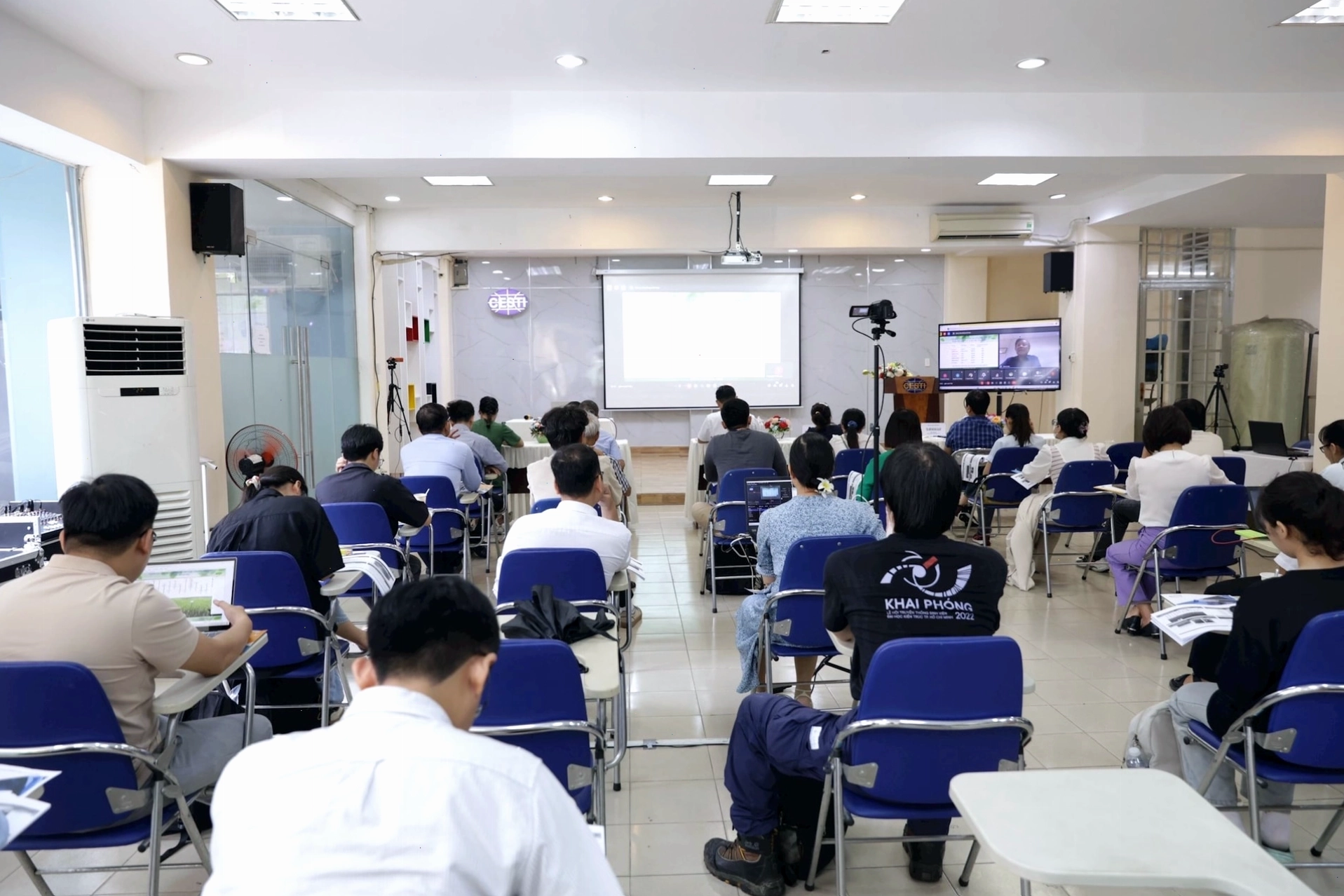 Hội thảo khoa học về các giống cây trồng mới