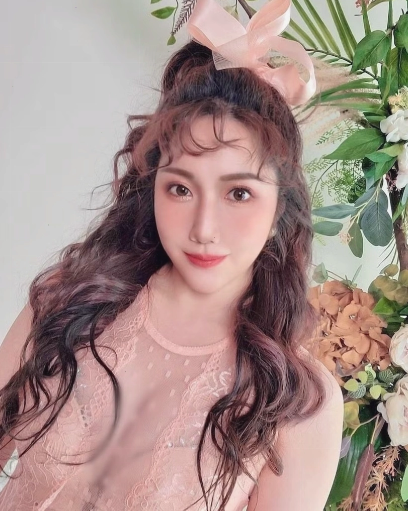 Hot girl Trân Lâm khoe body với trang phục lưới ôm sát