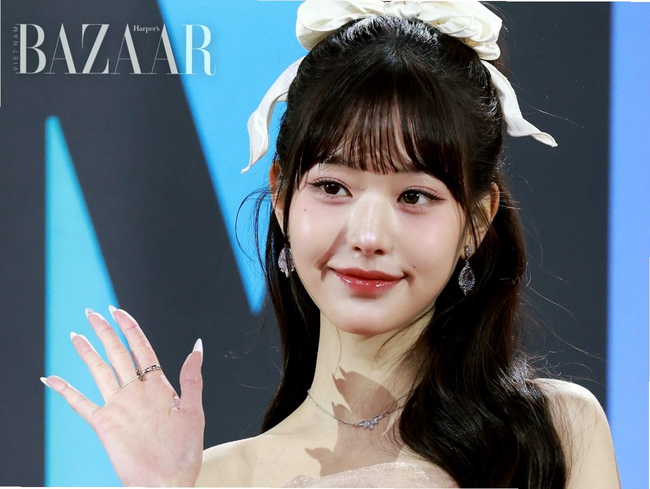 Jang Won Young (IVE) với phong cách trang điểm và thời trang ấn tượng