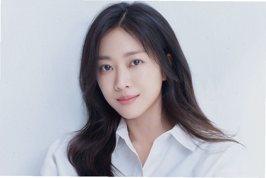 Jo Bo Ah thu hút với vẻ đẹp sắc sảo và cuốn hút
