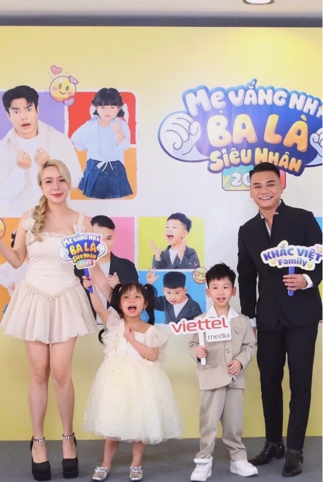 Khắc Việt và vợ