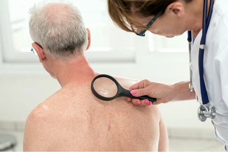 Khám bác sĩ chuyên khoa da liễu để xác định nguyên nhân nổi mẩn đỏ ngứa