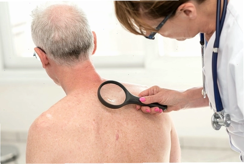 Khám bác sĩ chuyên khoa tìm nguyên nhân da nổi mẩn đỏ ngứa là cách tốt nhất để chấm dứt hiện tượng này