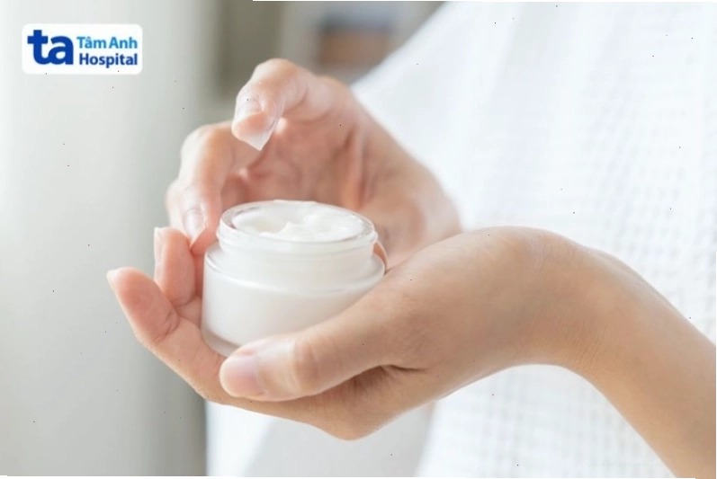 Khi bị sốt phát ban, người lớn nên hạn chế sử dụng mỹ phẩm có thể gây kích ứng da