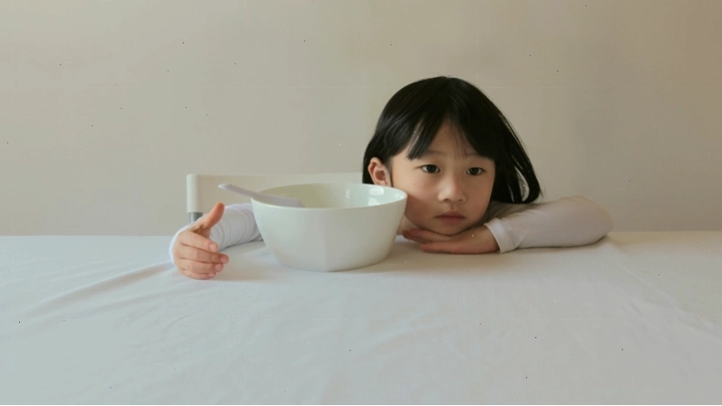 Khi sức đề kháng kém, trẻ thường biếng ăn, lười ăn