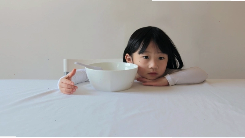 Khi sức đề kháng kém, trẻ thường biếng ăn, lười ăn