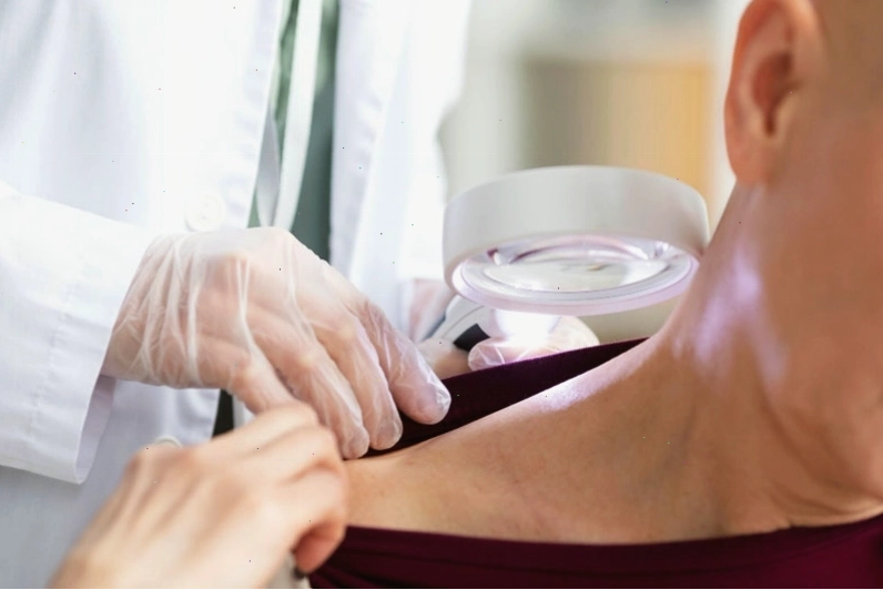 Khi triệu chứng ngứa ngáy khó chịu không thuyên giảm, bạn nên đi khám da liễu