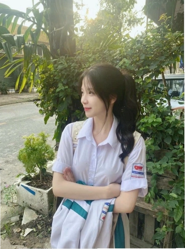 Khoảnh khắc nữ sinh đọc sách
