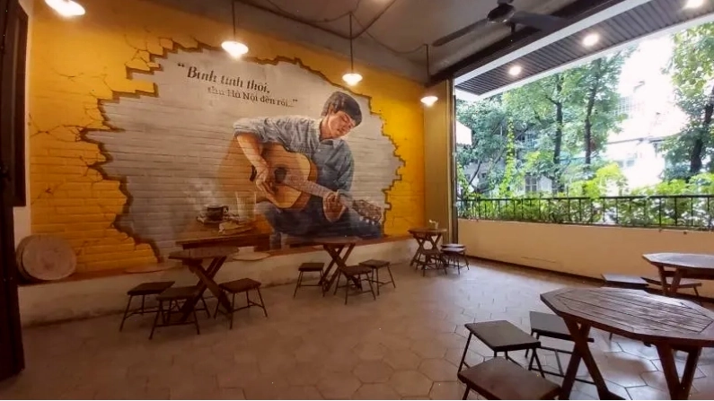 Khung cảnh quán cà phê ấm cúng, nơi có thể tìm thấy sự bình yên
