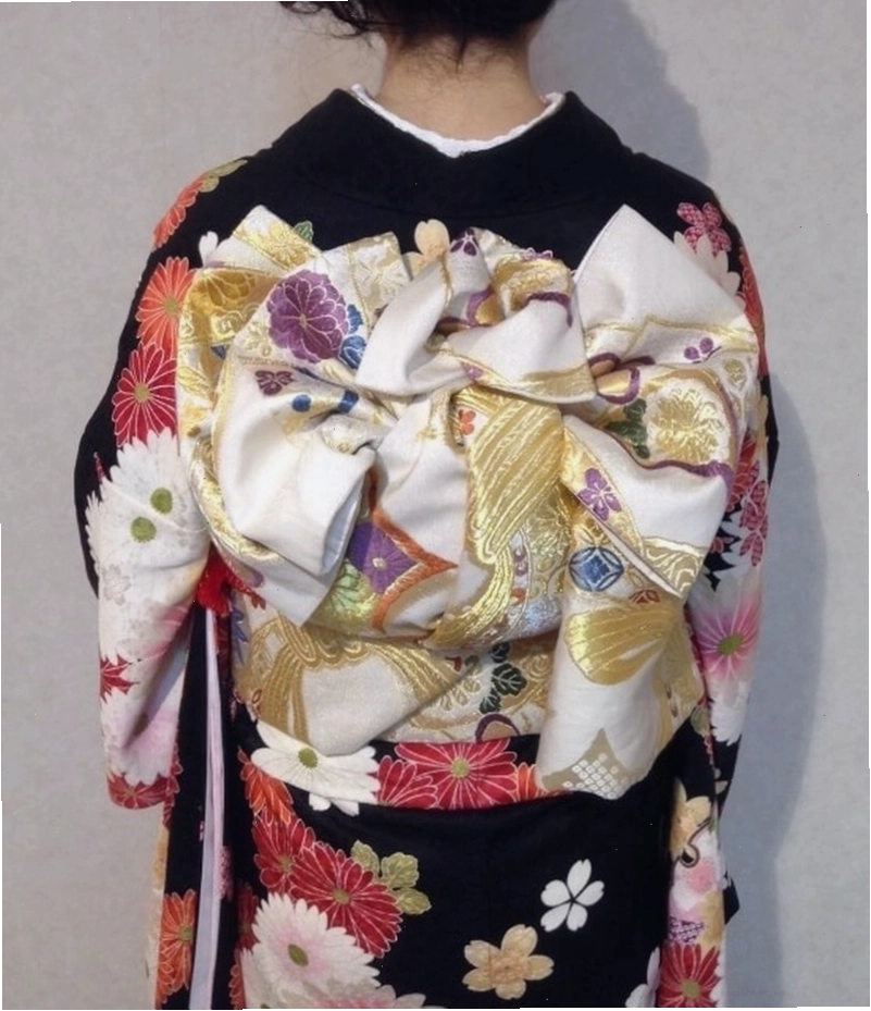Kimono với họa tiết hoa anh đào - biểu tượng của mùa xuân Nhật Bản