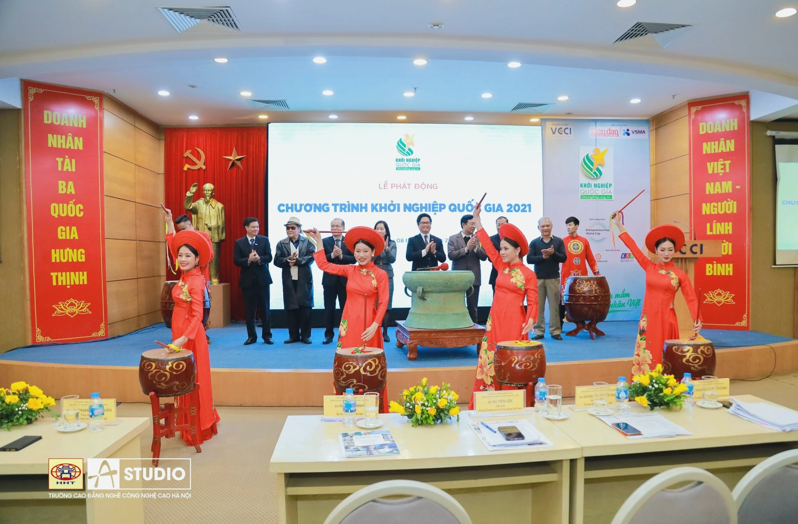 Kỹ thuật viên kiểm tra mẫu bệnh hại trên cây trồng trong phòng thí nghiệm