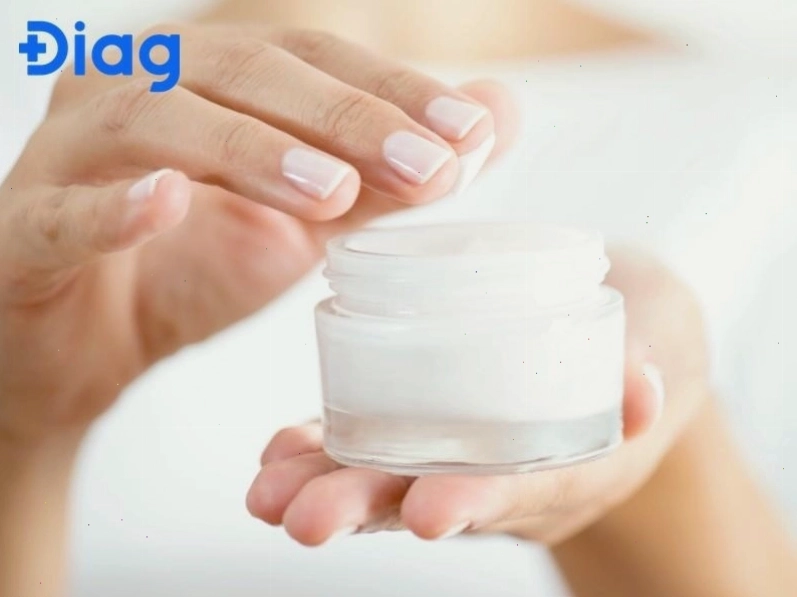 Làm sạch da nhẹ nhàng và tránh chà xát để bảo vệ hàng rào da